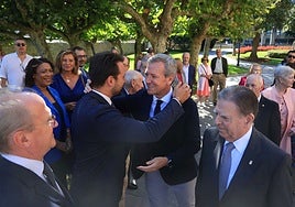 El líder del PP de Asturias, Álvaro Queipo, de espaldas, saluda a Alfonso Rueda en presencia de Canteli.