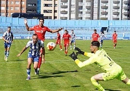 Jugada del Real Avilés-Osasuna Promesas en el Suárez Puerta.