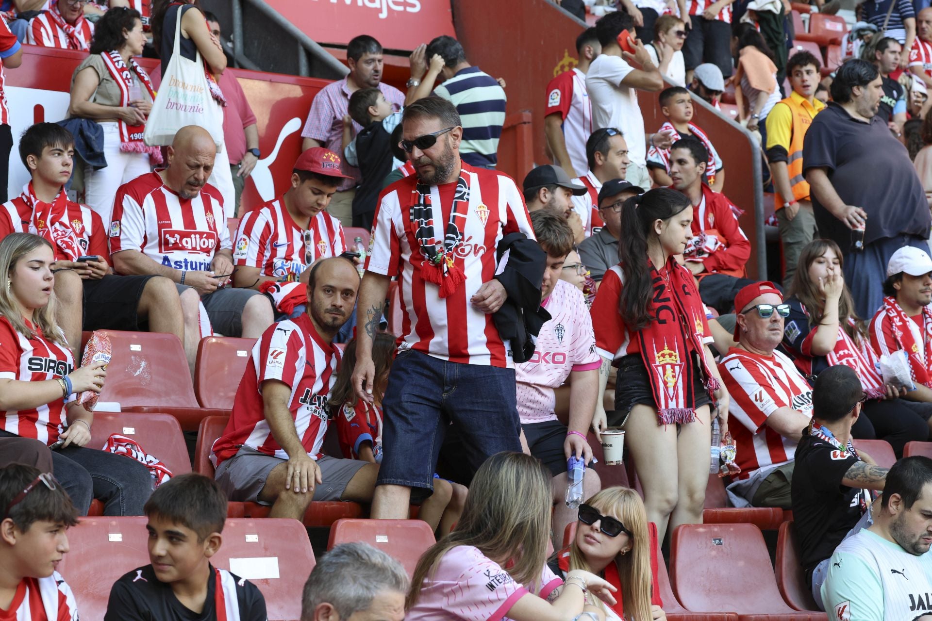 ¿Estuviste en el Sporting de Gijón - Burgos? ¡Búscate en las fotos!