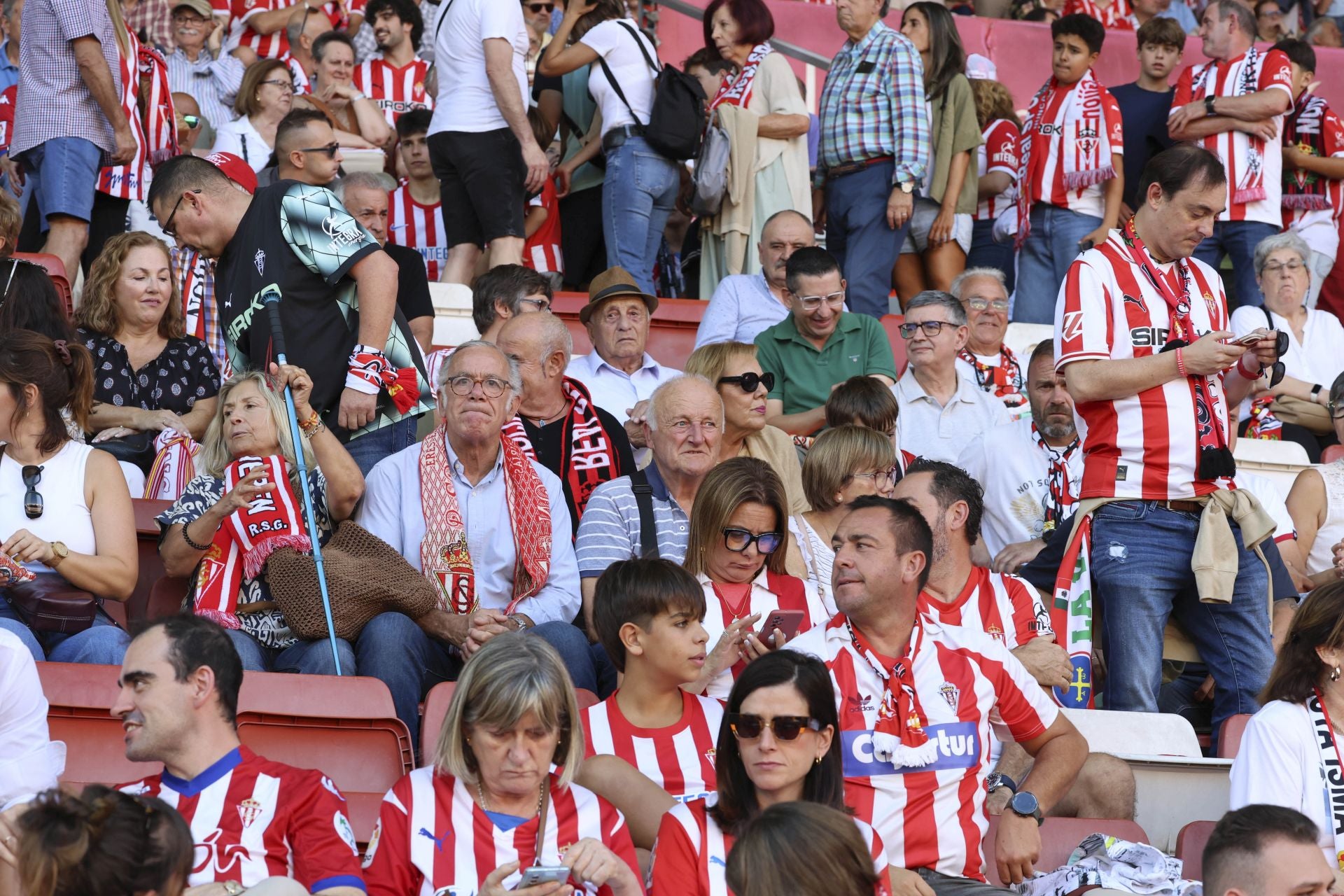 ¿Estuviste en el Sporting de Gijón - Burgos? ¡Búscate en las fotos!