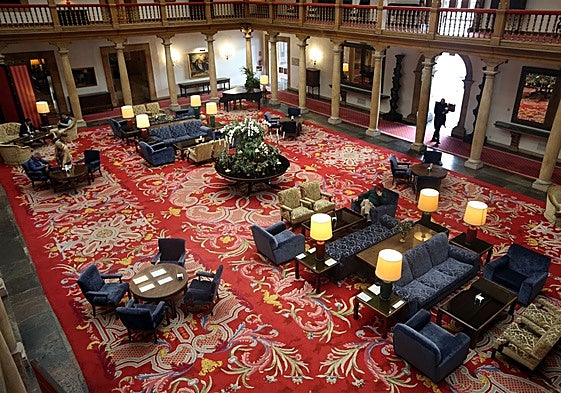 Alfombra confeccionada por la Real Fábrica de Tapices que cubre el Salón Gil de Jaz.