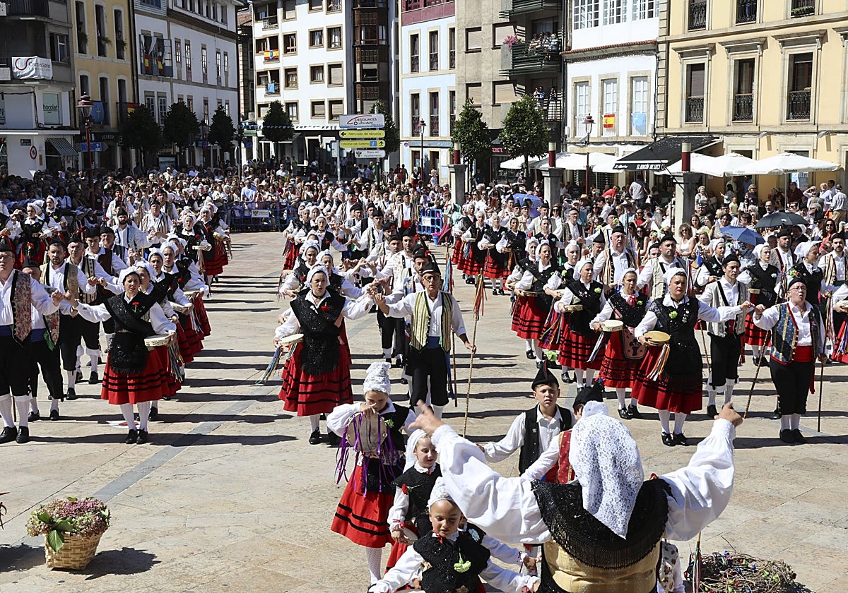 La interpretación de la 'Danza del Portal' llenó la plaza del Ayuntamiento en Villaviciosa.