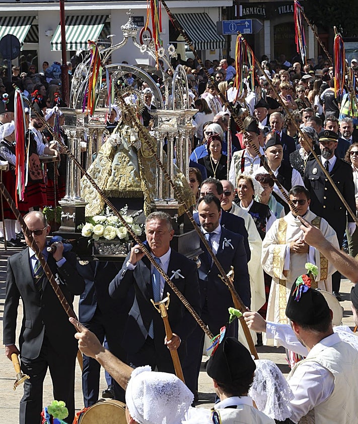 Imagen secundaria 2 - Cánticos a la Virgen en la iglesia, el cura Celestino Riesgo y la imagen de Nuestra Señora del Portal.