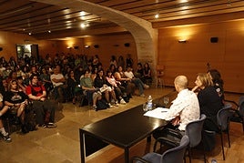 El director del centro, César Menéndez, junto a la alcaldesa y la concejala de Cultura, se dirige al alumnado en la apertura del curso.