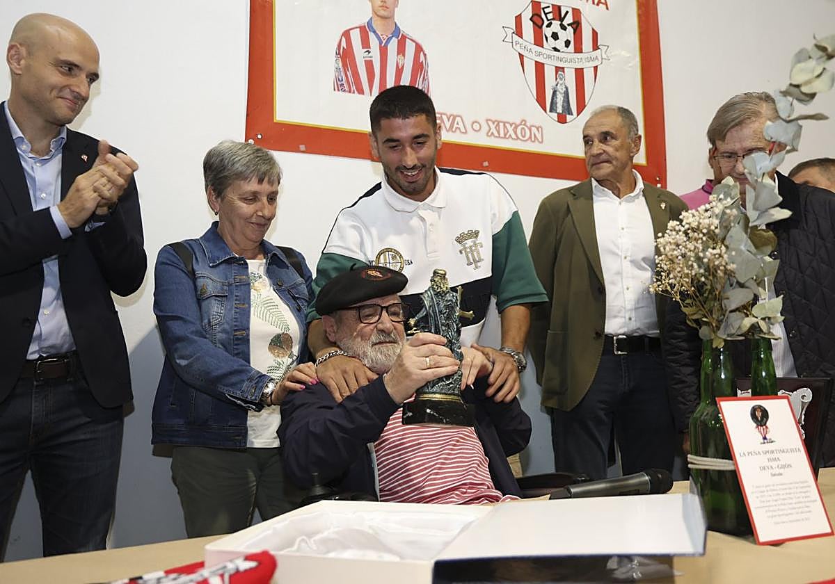 Tomás García recibe el Premio Pelayo junto a su mujer Beni Rodríguez y en presencia de Cote y el presidente del Sporting, David Guerra.