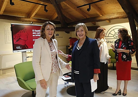 Pilar Alcover, a la izquierda, y la alcaldesa Mariví Monteserín, esta mañana, en el Espacio Maqua.