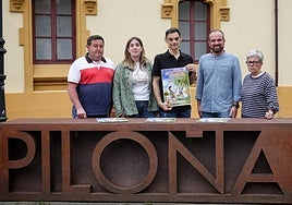 Enrique Carballeira, en el centro, con el alcalde de Piloña y los concejales de Obras, Cultura y la edil y teniente de alcalde.