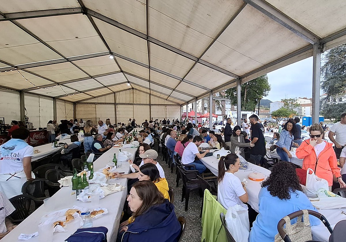 Parte de los asistentes a la comida-merienda y gran paellada de las fiestas del Portal, en Villaviciosa
