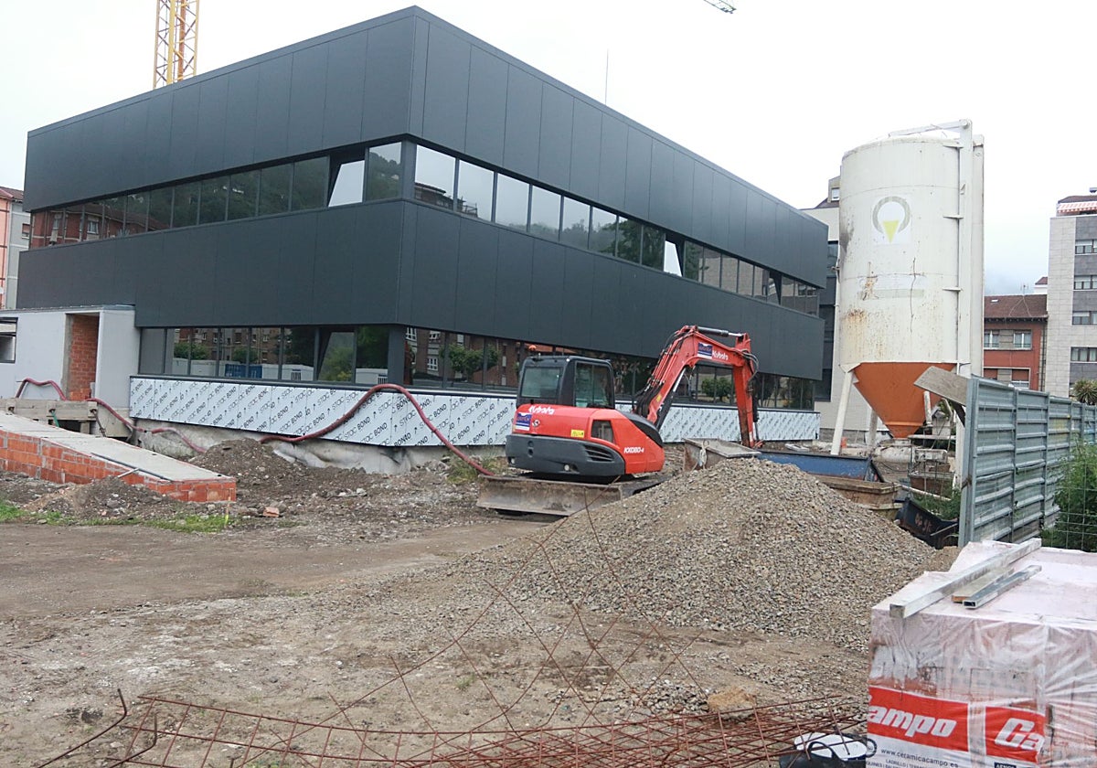 El edificio central del nuevo cuartel de la Guardia Civil en la villa de Mieres