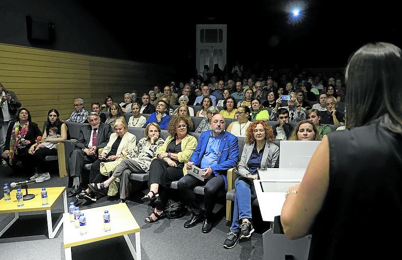 Asistentes al acto de celebración del centenario.