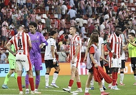 Los jugadores del Sporting de Gijón, tras el partido ante el Burgos en El Molinón.