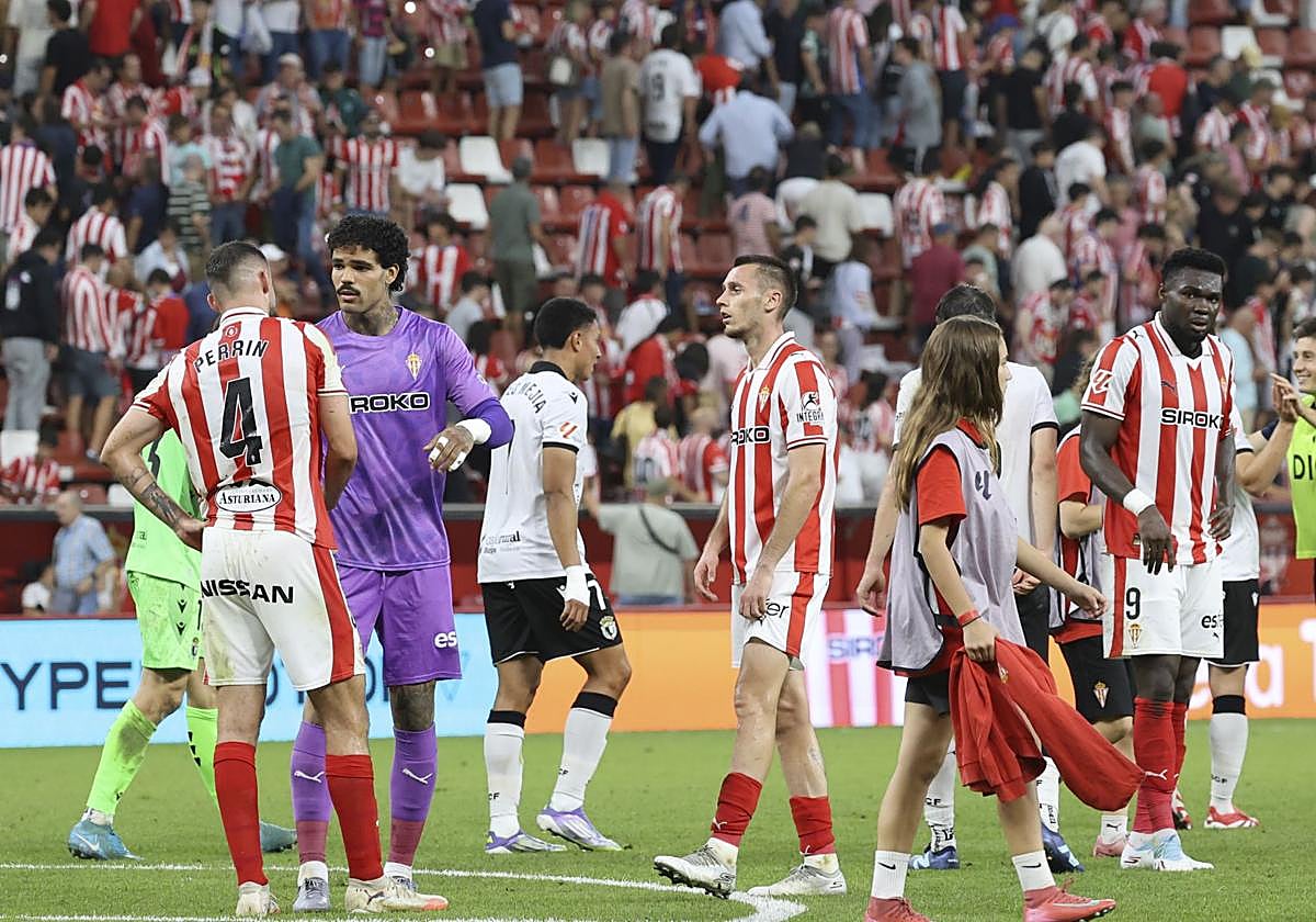 Los jugadores del Sporting de Gijón, tras el partido ante el Burgos en El Molinón.