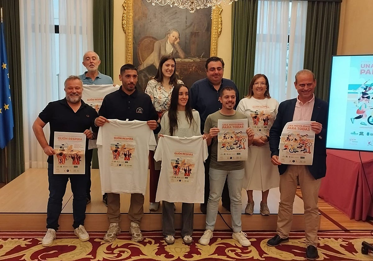 'Cote' Valdés y María Igualada posan con la camiseta de la marcha 'Gijón respira' junto a los concejales y los presidentes de la FAV, Manuel Cañete, y Cavastur, María José Cuervo.