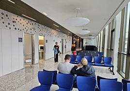 Los primeros usuarios del consultorio periférico de Nuevo Roces, en la sala de espera de las consultas de Medicina y Enfermería de Familia, ubicadas en la primera planta.