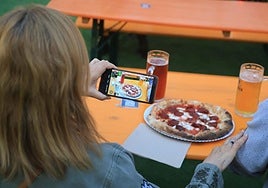 Organizadores, patrocinadores y representantes municipales, brindando junto al cartel del Oktoberfest.