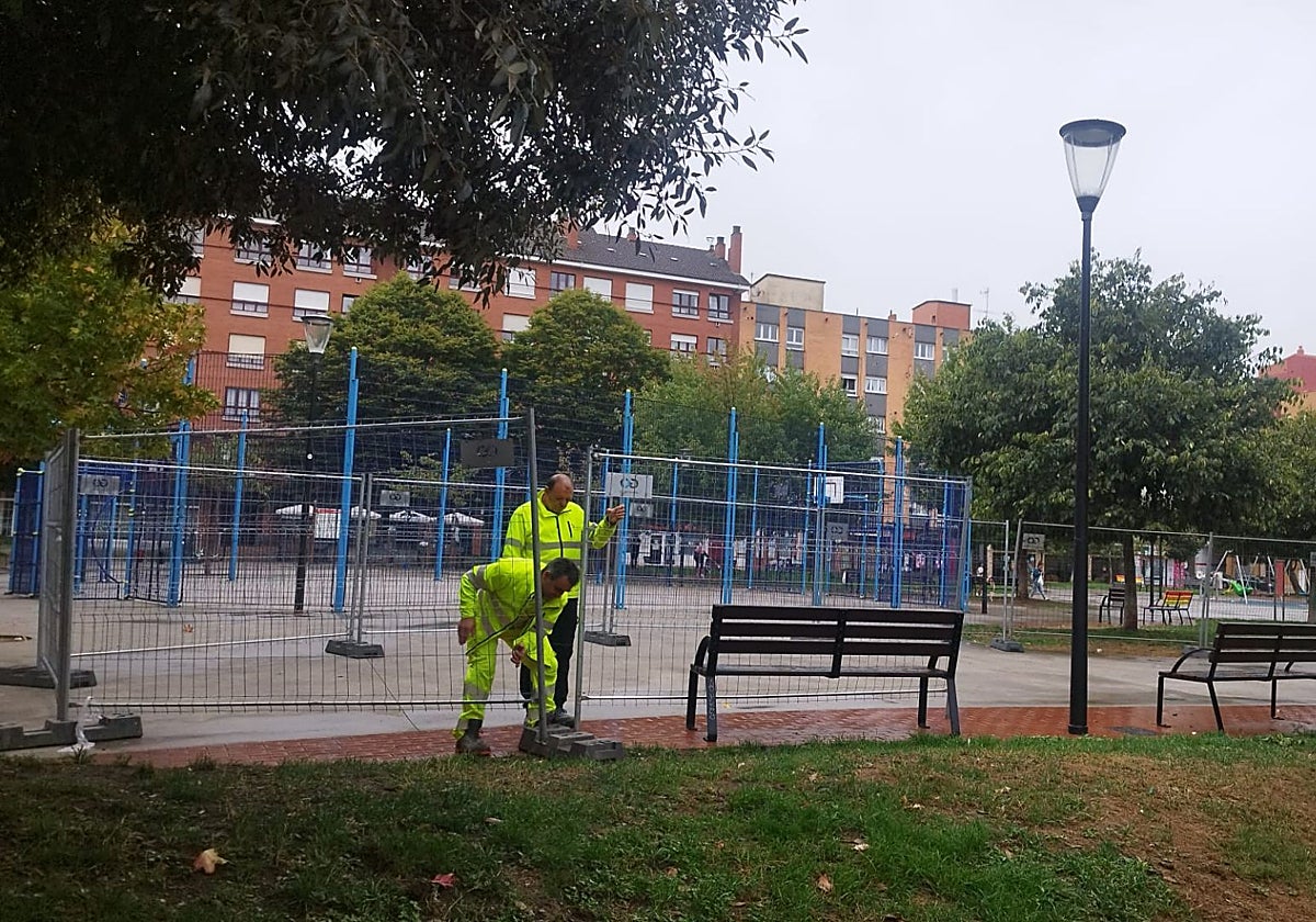 Instalación de vallas en el parque de La Serena para colocar las casetas de obra.