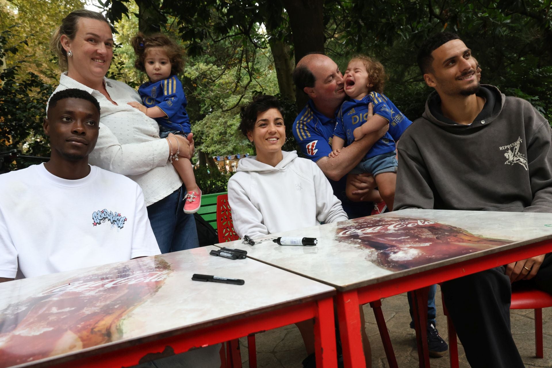 El Real Oviedo cambia de campo: multitudinaria firma de autógrafos por San Mateo