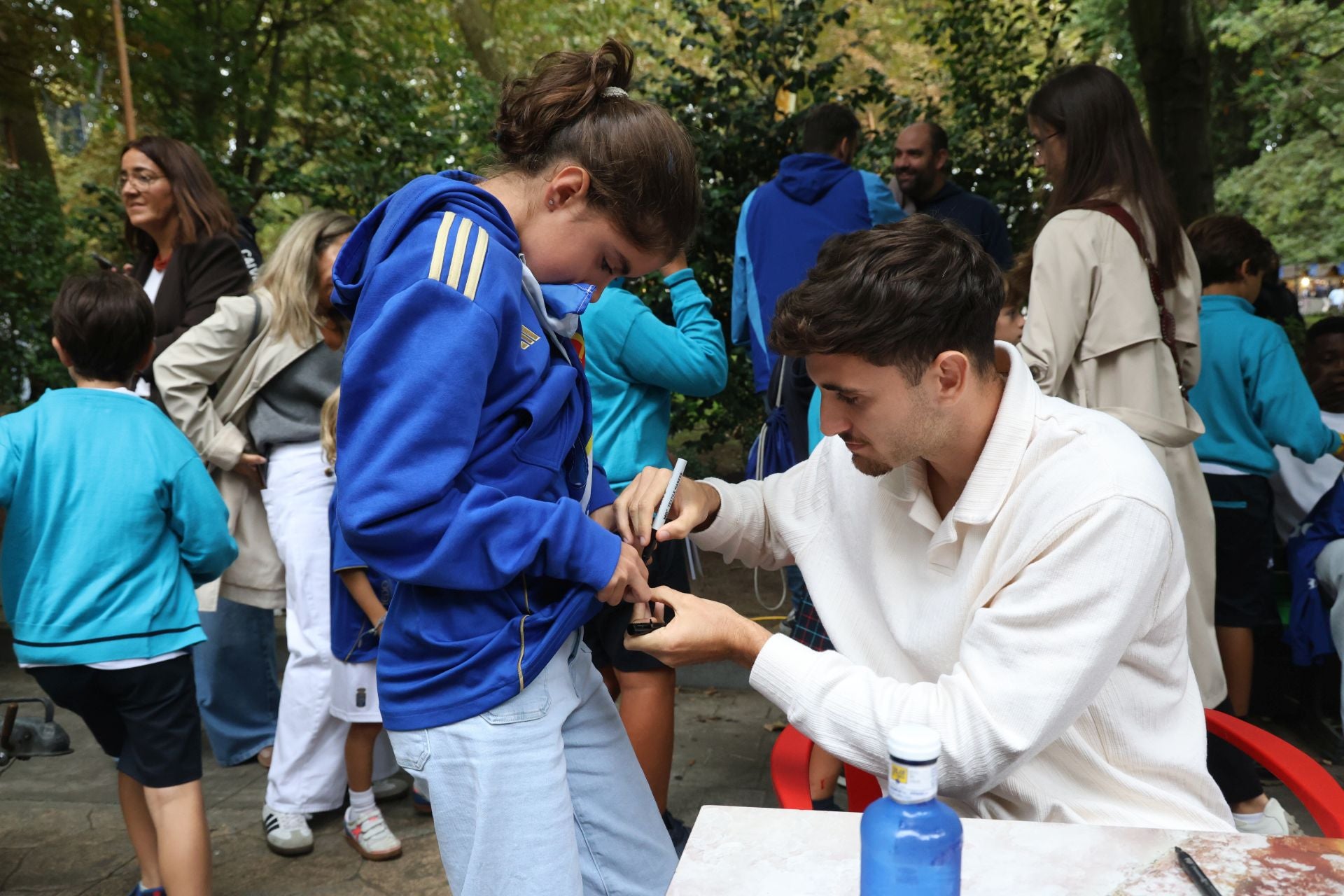 El Real Oviedo cambia de campo: multitudinaria firma de autógrafos por San Mateo