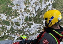 Bomberos del Servicio de Emergencias de Asturias en otra intervención en la montaña.