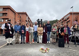 Una de las piedras de la memoria en Mieres, con familiares y miembros del Ayuntamiento, el Principado y el Instituto de la Memoria Democrática.