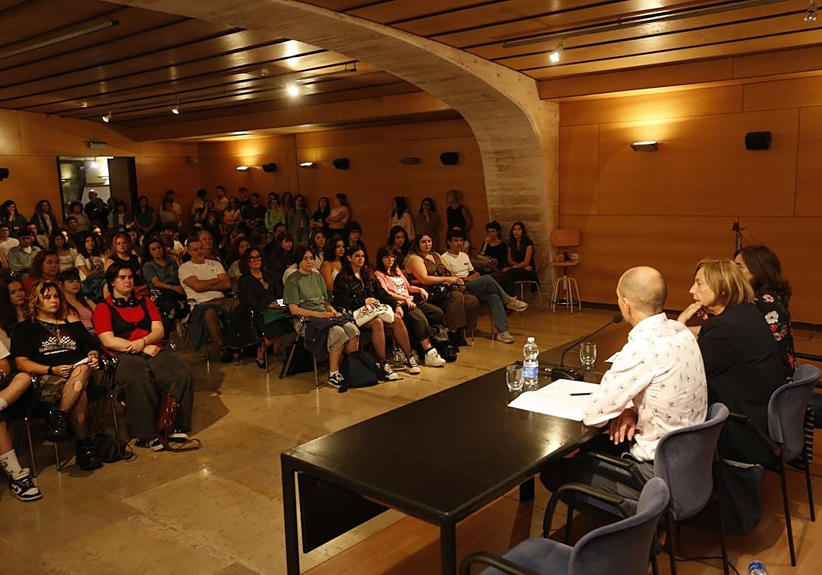 El director del centro, César Menéndez, junto a la alcaldesa y la concejala de Cultura, se dirige al alumnado en la apertura del curso.