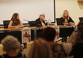 La conferencia organizada por la Asociación Pedro Menéndez con Cani Guardado en el centro.
