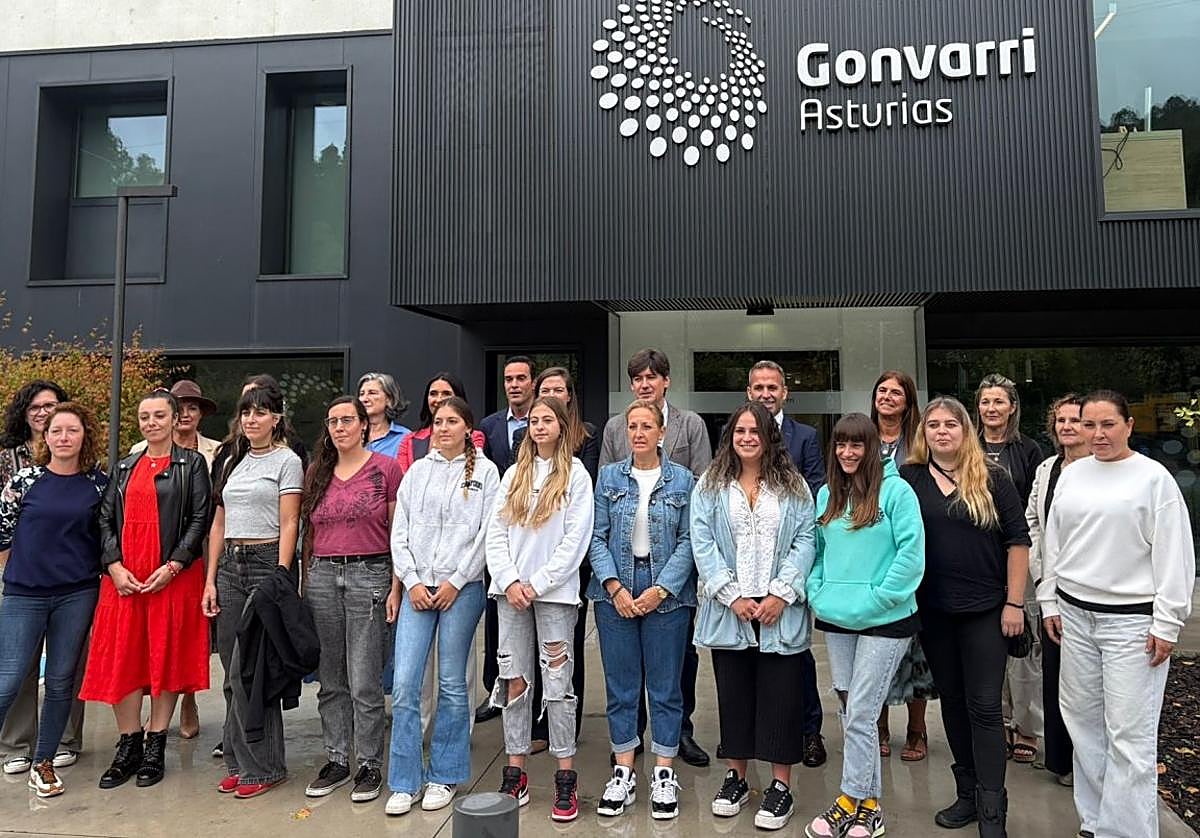 Las doce participantes en la formación junto al consejero Borja Sánchez y representantes de Gonvarri y Femetal .