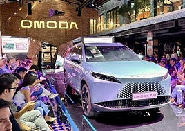 El OMODA 7 es un SUV Híbrido de 4,66 metros de largo con un diseño futurista que llama mucho la atención.