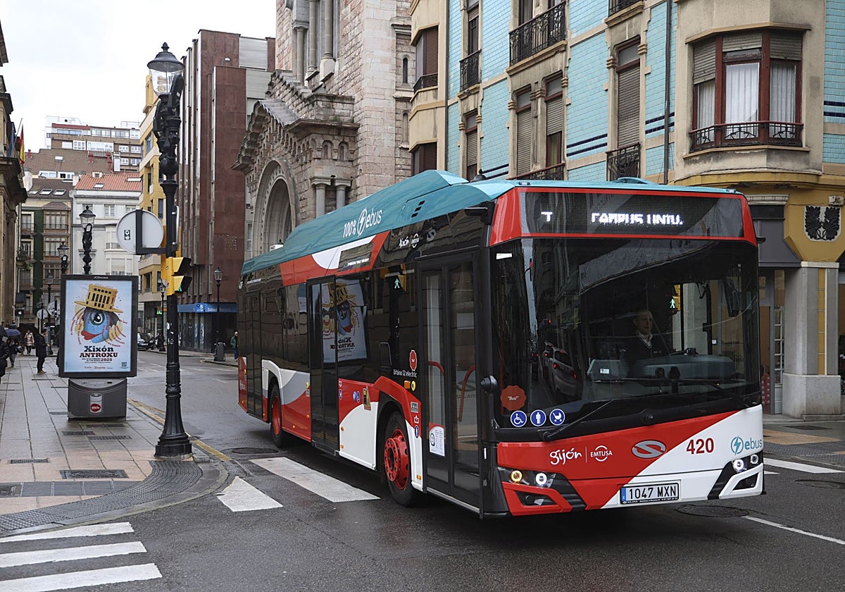 Un autobús de EMTUSA, por el centro de Gijón.