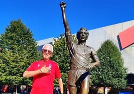 Geoff Saul, el pasado domingo, posando junto a la estatua de Quini.