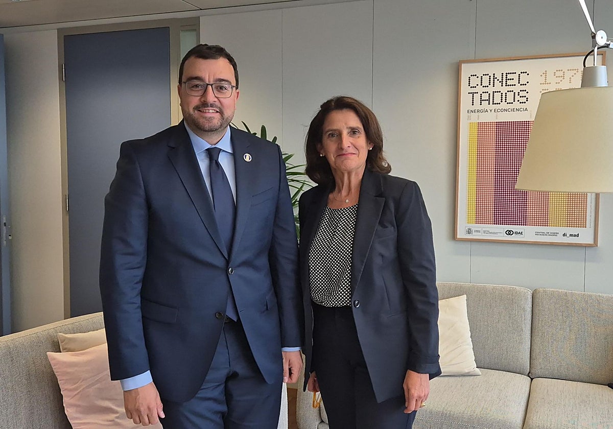 El encuentro entre Teresa Ribera y Adrián Barbón se desarrolló en un ambiente distendido.
