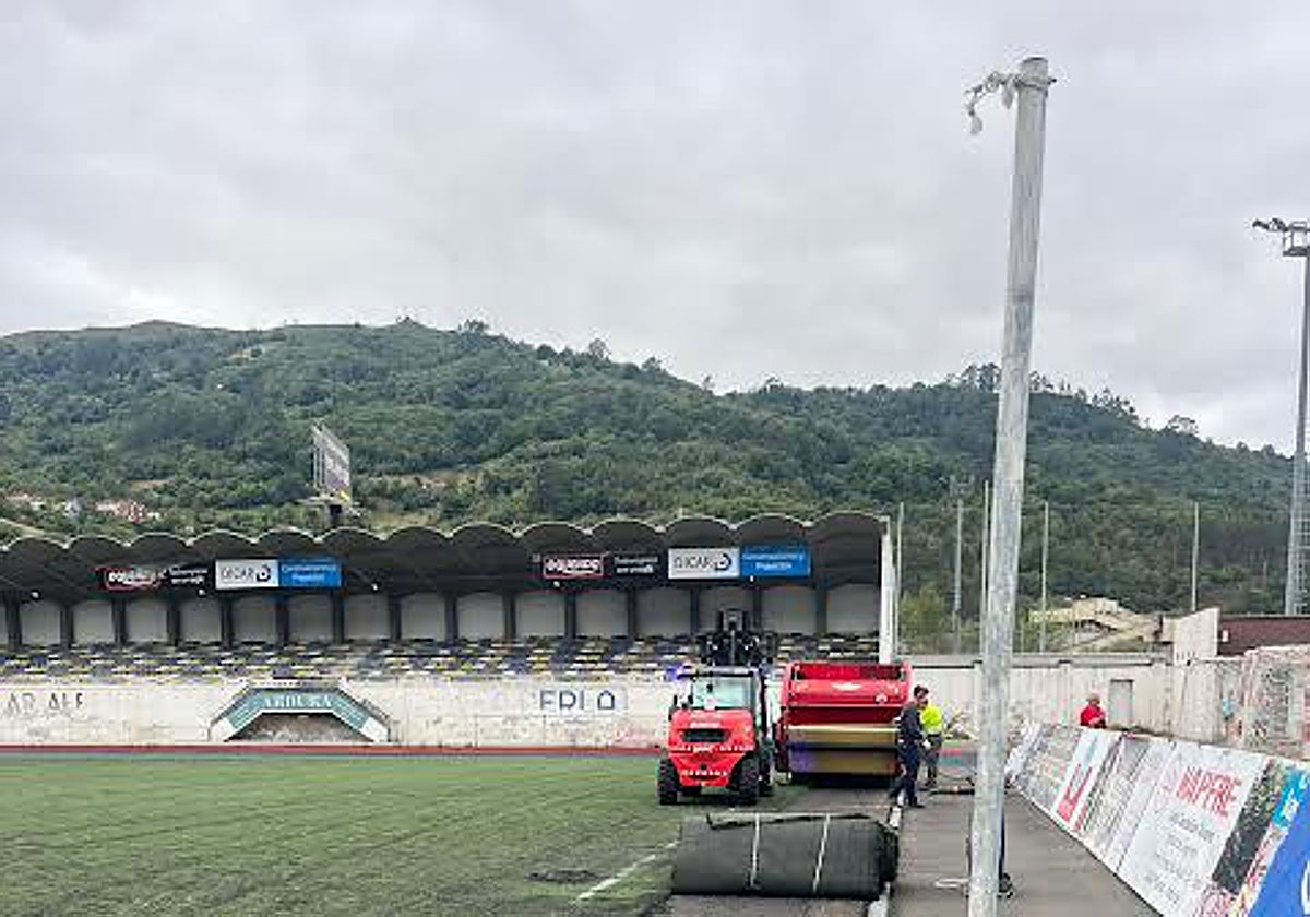 Inicio de los trabajos de renovación del césped y otras actuaciones en el Hermanos Antuña de Mieres