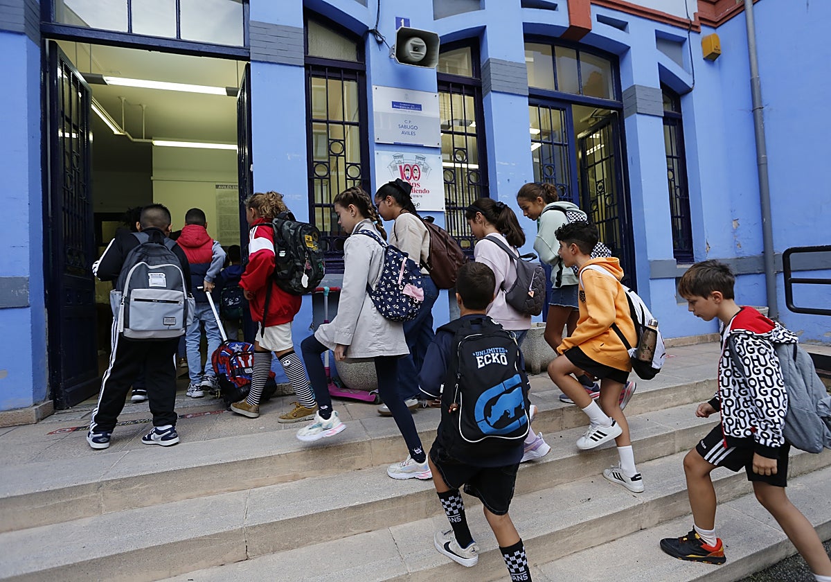 Alumnos entrando en un colegio en el primer día de clase.