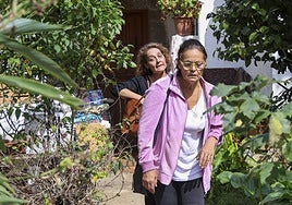 María del Mar Berjón, seguida por su hermana, Magdalena, saliendo de la casa donde ocurrió el crimen.