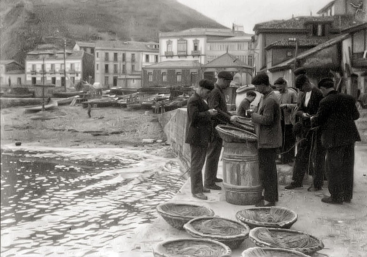 Imagen principal - Marineros preparándose para la pesca, 1930 /Trabajadoras de la fábrica de conservas de Albo, 1961 / Vapor de pesca portando el Cristo de Candás, 1938. 