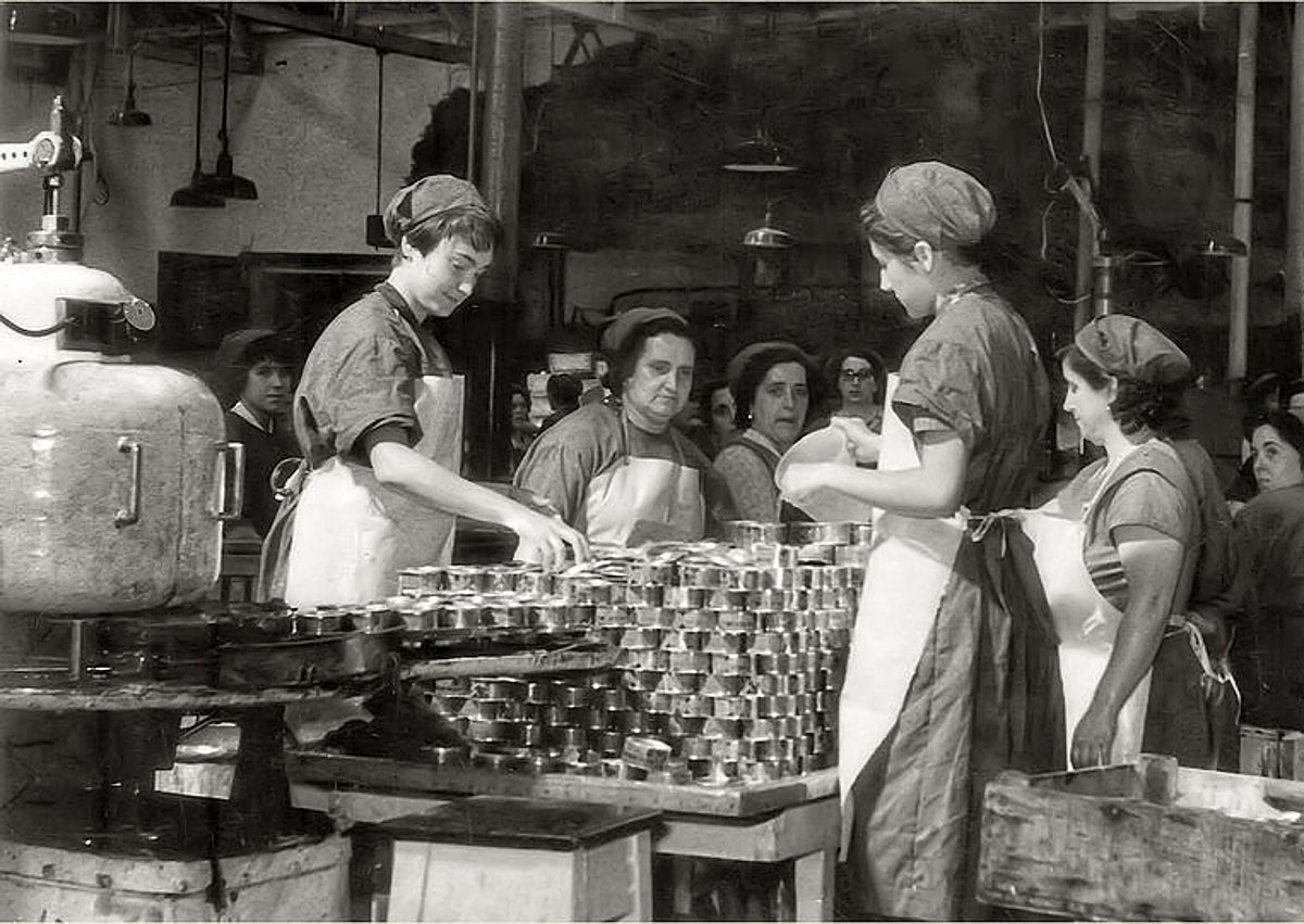 Imagen secundaria 1 - Marineros preparándose para la pesca, 1930 /Trabajadoras de la fábrica de conservas de Albo, 1961 / Vapor de pesca portando el Cristo de Candás, 1938. 