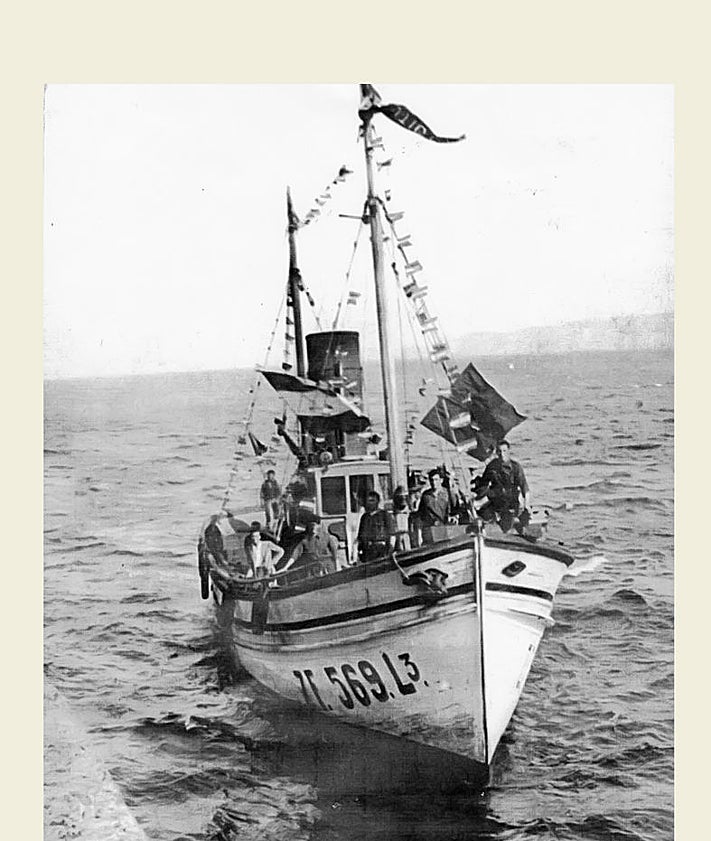Imagen secundaria 2 - Marineros preparándose para la pesca, 1930 /Trabajadoras de la fábrica de conservas de Albo, 1961 / Vapor de pesca portando el Cristo de Candás, 1938. 
