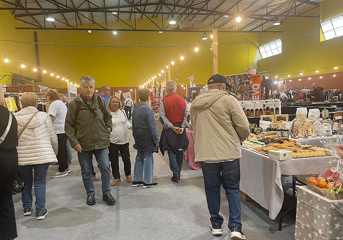Galería comercial del Femex en el polideportivo de Blimea