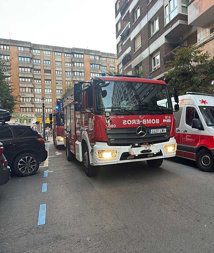 Imagen secundaria 2 - Incendio en una cafetería de Gijón: un hombre sufre quemaduras leves en la cara tras prender la cocina