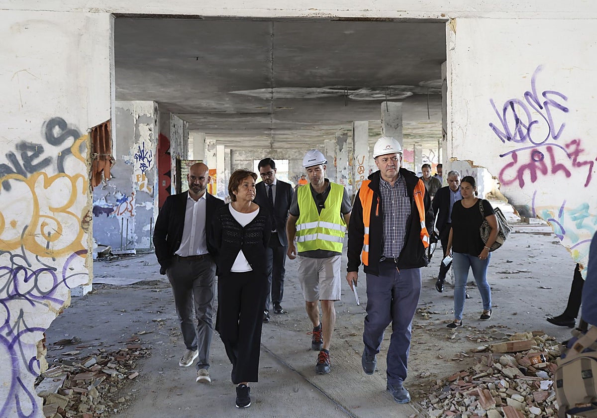 Carmen Moriyón y Jesús Martínez Salvador visitaron la nave de Flex para ver el avance de las obras.