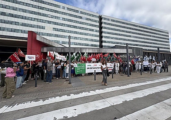 Concentración de sanitarios a las puertas del HUCA.