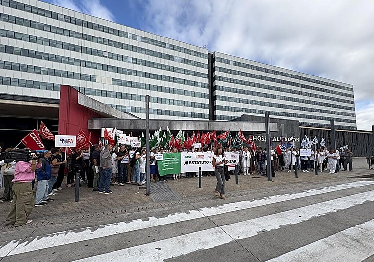 Concentración de sanitarios a las puertas del HUCA.