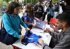 David Carmo firma autógrafos durante el Día del Real Oviedo organizado en el marco de las fiestas de San Mateo.