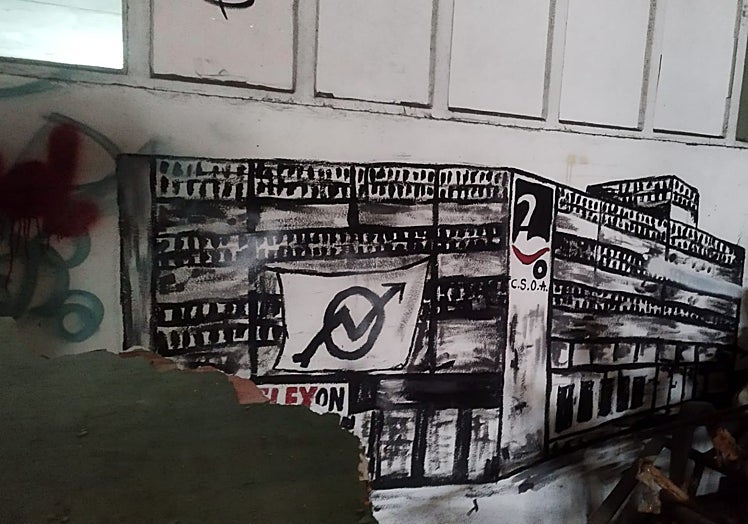 Uno de los grafitis del interior, alusivo a su etapa como Centro Social Okupado 'La Reflexón'.