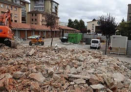 Los derribos del antiguo centro social de Ventanielles, en la plaza Lago Enol, ya han comenzado.