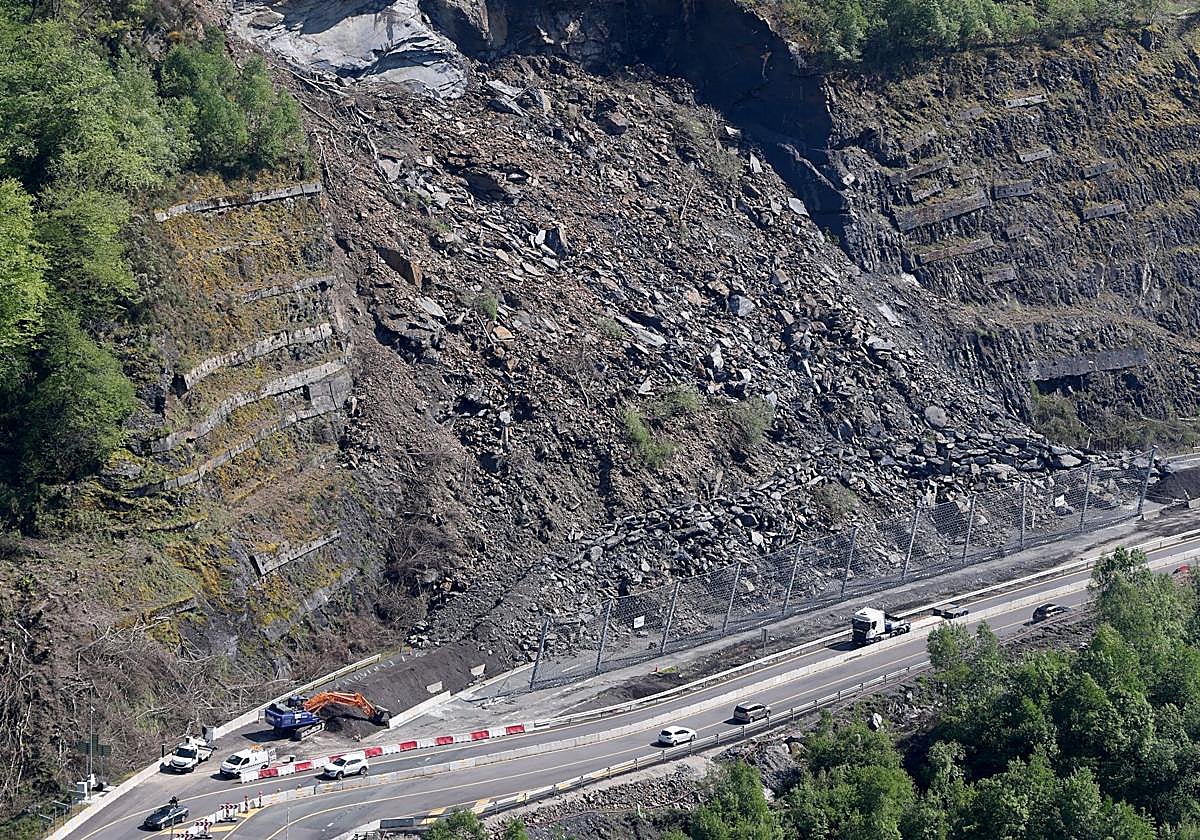 Vehículos circulando en la autopista del Huerna, junto al argayo de noviembre que Aucalsa sigue reparando.