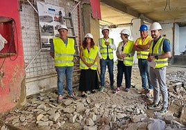 Ovidio Zapico, en el centro junto a la alcaldesa, en su visita a las obras el pasado agosto.