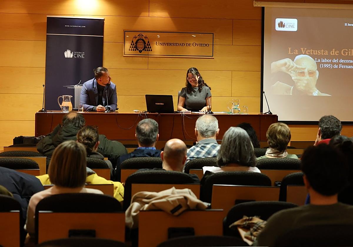 Una de las conferencias en los cursos de la Cátedra de Cine.