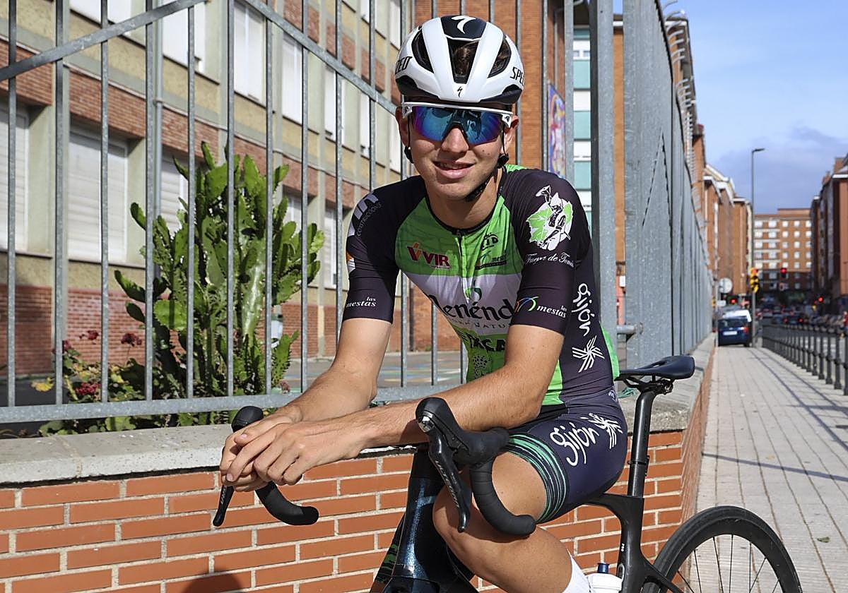 El corredor del Sidra Menéndez Las Mestas Diego López, con su bicicleta en Gijón.