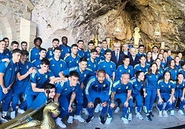Foto de familia de las plantillas del Real Oviedo delante de la imagen de la Virgen de Covadonga.